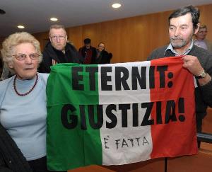 Ma un plastico sull�amianto no?